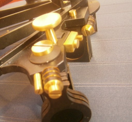 Figure 8: Horizon mirror locking screws.